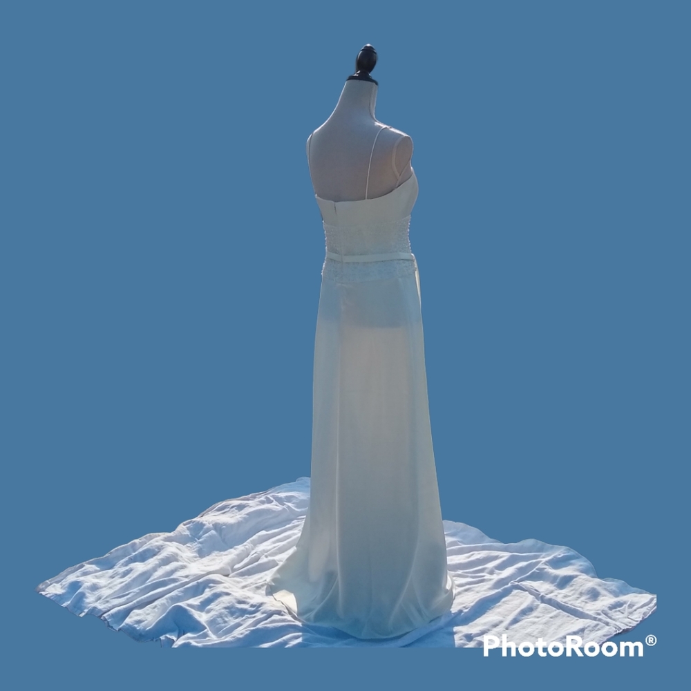 Wedding Dress - Picture 3 of 15